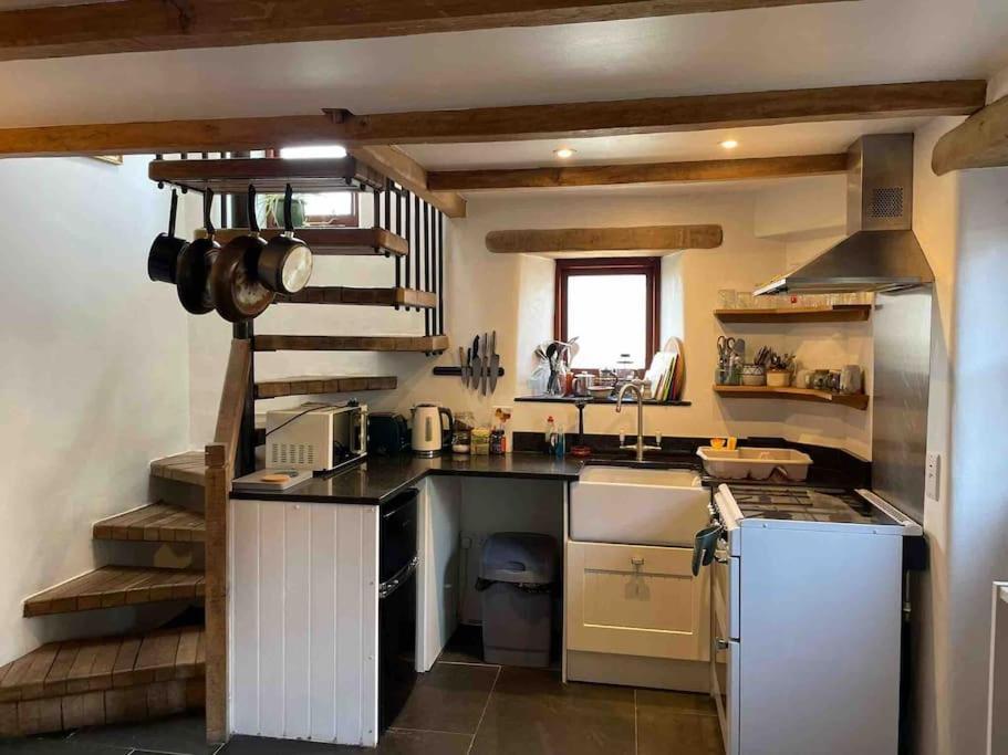 9A Viaduct Cottage - The Cosiest Bolthole In The Sw! Хейл Экстерьер фото